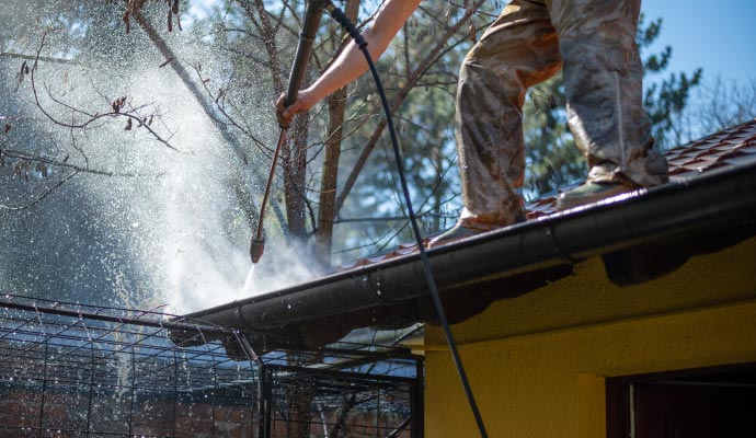 expert washing gutter