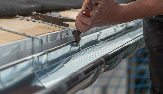 Installing metal rain gutters